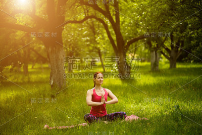 女人坐在瑜伽体式交叉双腿。