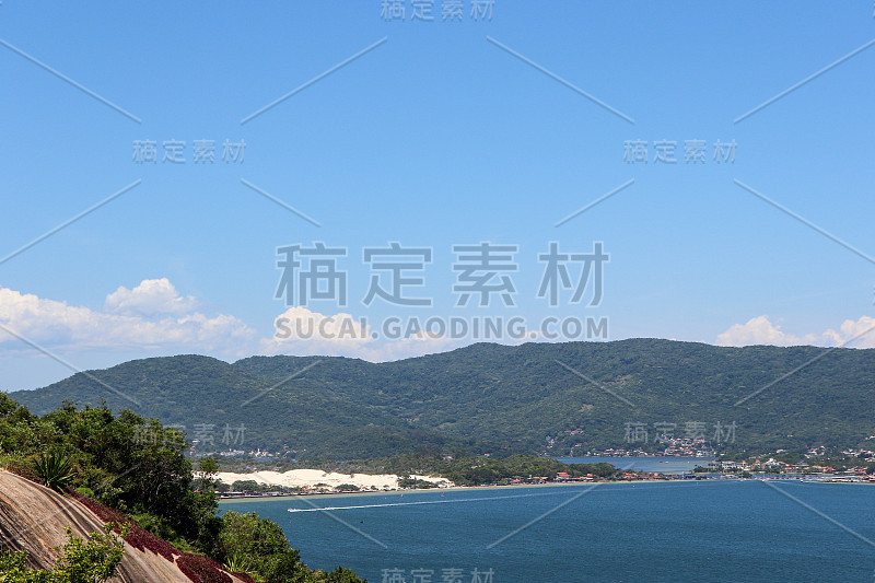 美丽的全景从鼹鼠海滩的观点在Florianópolis，圣卡塔琳娜。