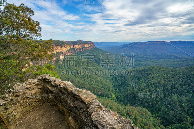 在澳大利亚蓝山国家公园的悬崖上徒步旅行