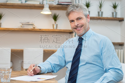 快乐成熟的商人