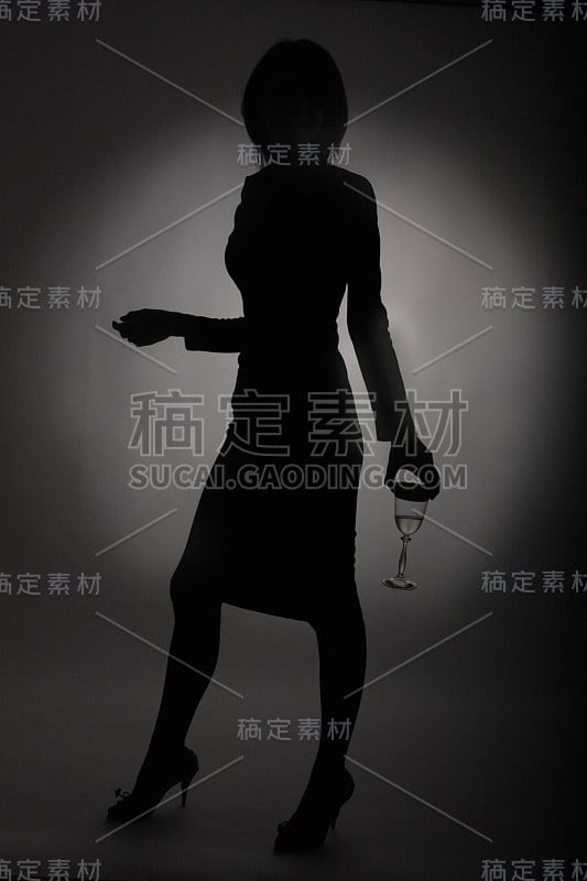 女性的轮廓与酒杯