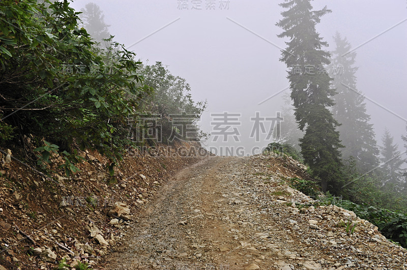 土耳其高原通往山区的道路