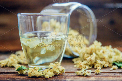 茉莉花茶在一个玻璃杯的背景上的旧发票板