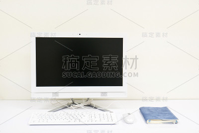 电脑和桌上的书集于一身