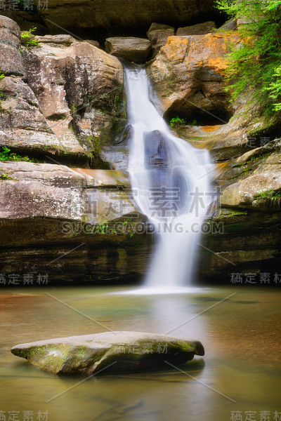 峡谷中的瀑布