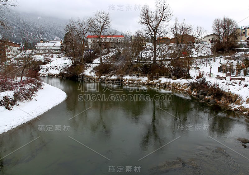 在莱文沃斯的冰柱河雪天