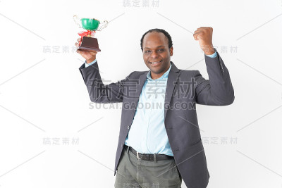 黑人得到一个奖杯