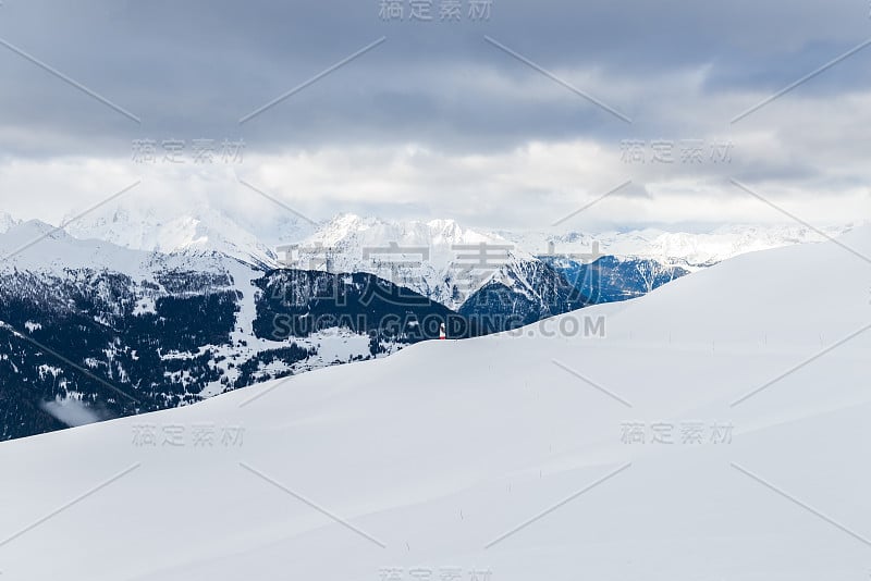 在瑞士阿尔卑斯山滑雪胜地山谷的美丽景色