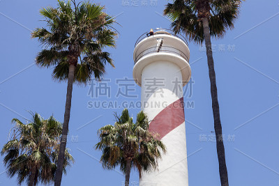 玛贝拉灯塔和棕榈树
