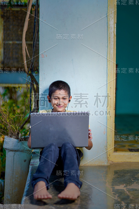 亚洲男孩在家庭隔离期间使用笔记本电脑进行在线学习在家自学。居家教育、在线学习、居家隔离、在线学习、冠