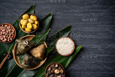 粽子粽子俯视图为端午节上方以黑色为背景。