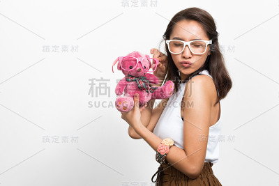 亚洲女人抱着泰迪熊