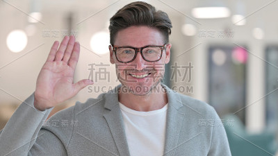 欢快的中年男子向镜头挥手的肖像