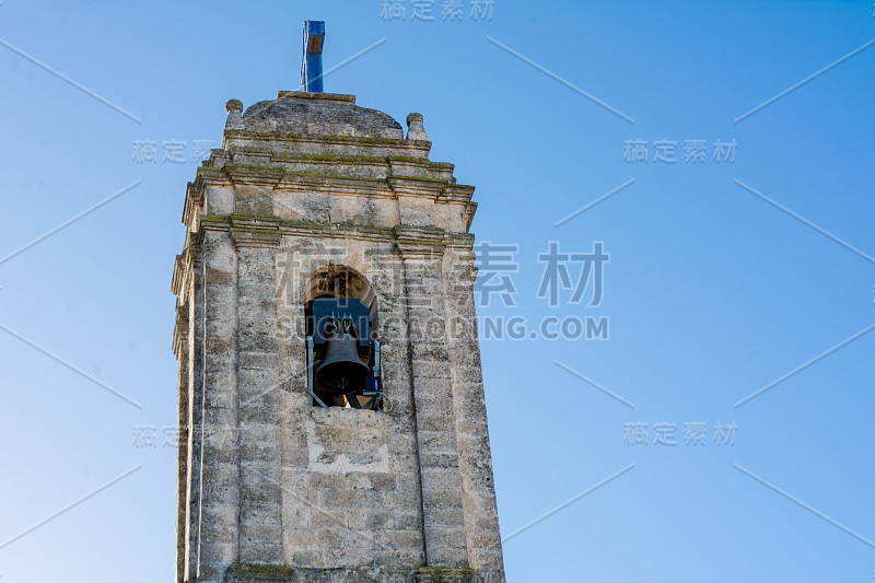 近距离的教堂钟楼的SS Maria Immacolata在蓝天背景