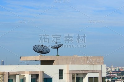蓝天屋顶上的卫星天线。