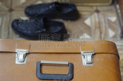 旧衣箱和旧鞋