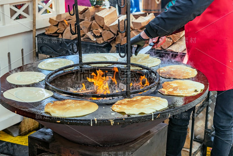 在斯拉夫节日Maslenitsa，人们用圆炉烤薄饼。