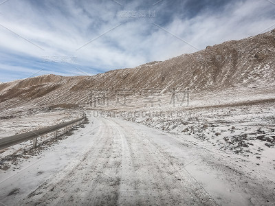 砾石路在干燥的土地上与雪山