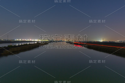 乡村与河流在黄昏时间。