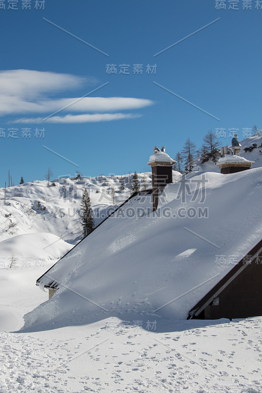 高山小屋覆盖着积雪，Komna高原