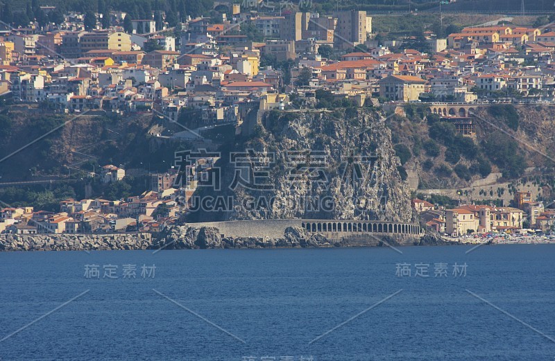 美丽的古桥之间的山在海边。地中海建筑