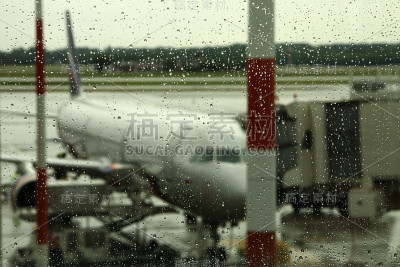 机场下雨