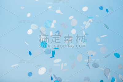 蓝色的五彩纸屑下降