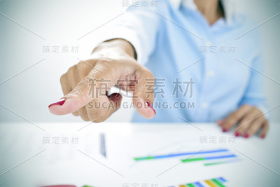 女商人用手指着出口