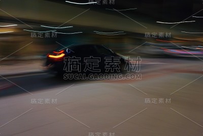 西班牙毕尔巴鄂市夜晚街道上的汽车和灯光