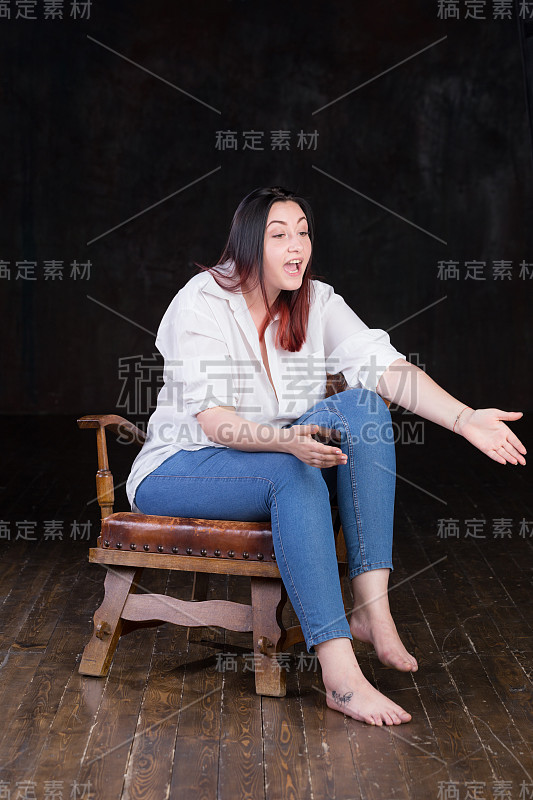 白皙皮肤，深色头发，红色发梢的白人妇女，穿着白色衬衫，背景为黑色