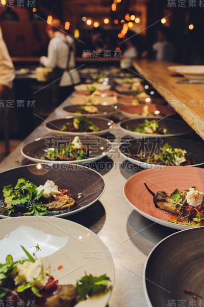 茄子烧茄子在铜板上烧成余烬。