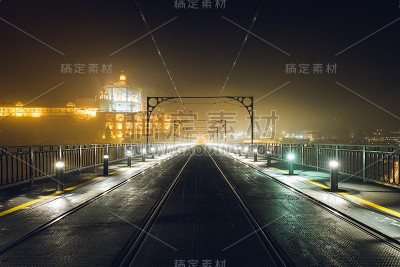 晚上波尔图的空桥
