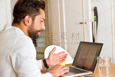 一个用笔记本电脑的年轻人遇到了问题