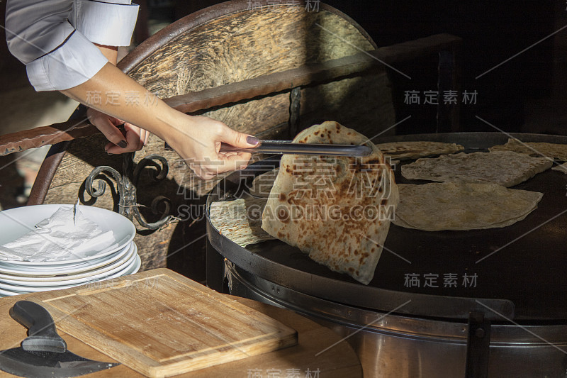 女人擀面团，特写。制作土耳其传统扁平蛋糕。