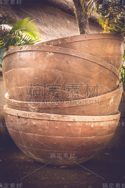 巨大的陶土花盆