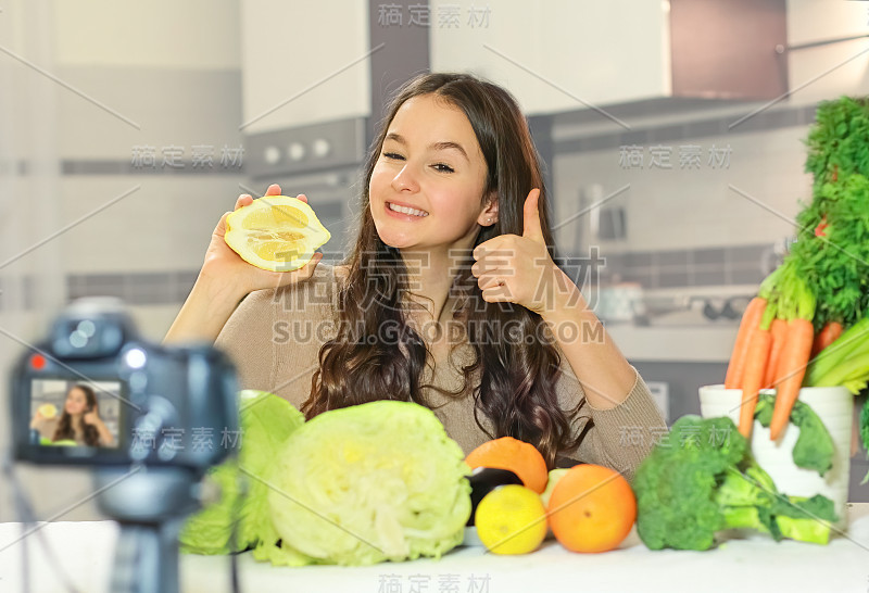 一位年轻的博主向她的粉丝们解释如何健康饮食。向青年人宣传健康饮食习惯、维生素和热量的重要性的概念。