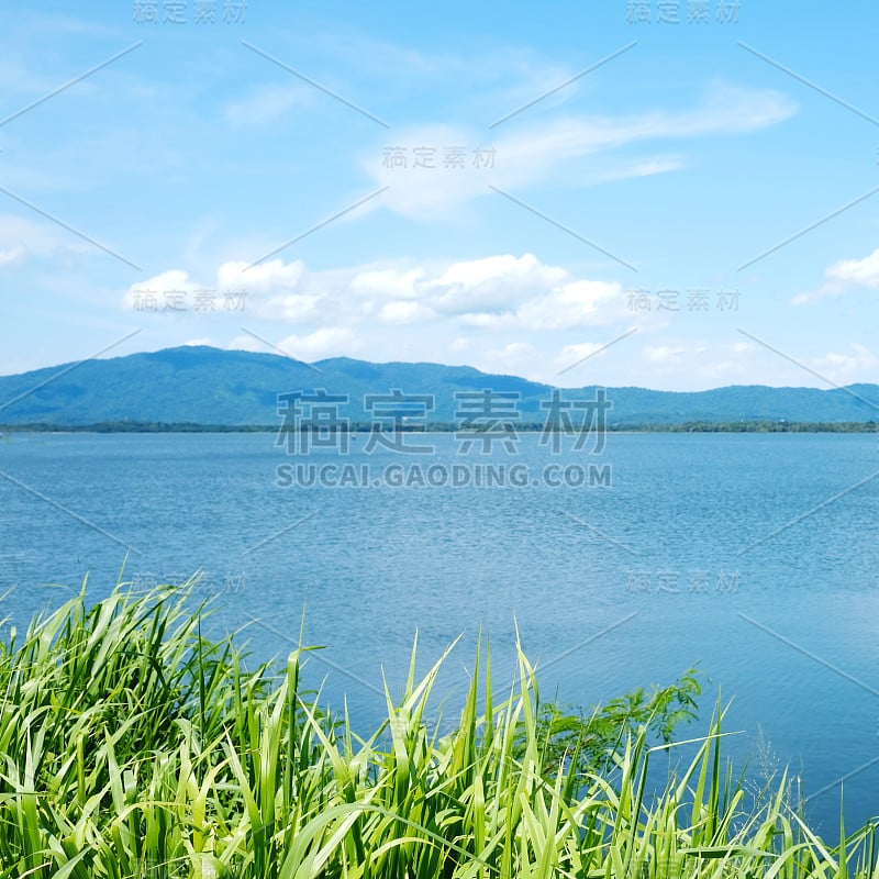 湖泊和蓝天景观，自然背景，春夏季节