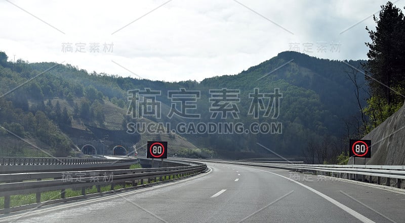 高速公路穿过山区，从车上射击