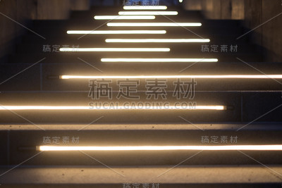 夜间有灯光的楼梯。以上的观点。