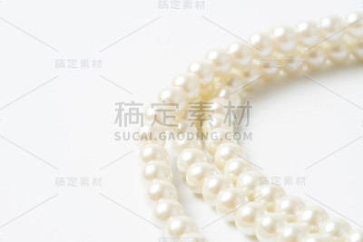 珍珠项链孤立在白色黑底上