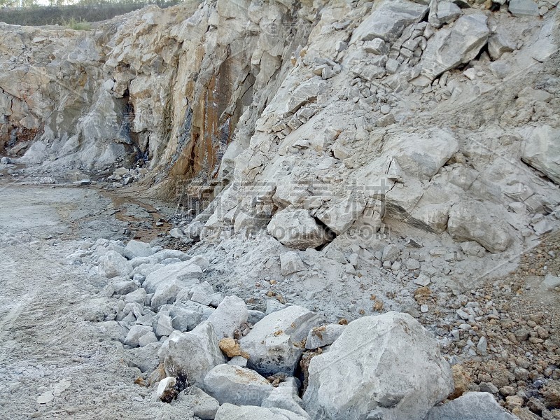 石膏和其他矿物正在开采的矿山，这一地区已开采石膏和其他