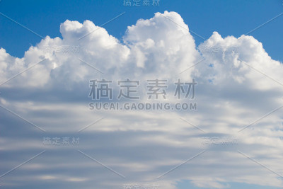 白云飞扬，蓝天停息