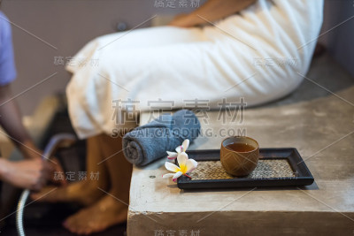 在水疗中心清洁身体时喝热茶