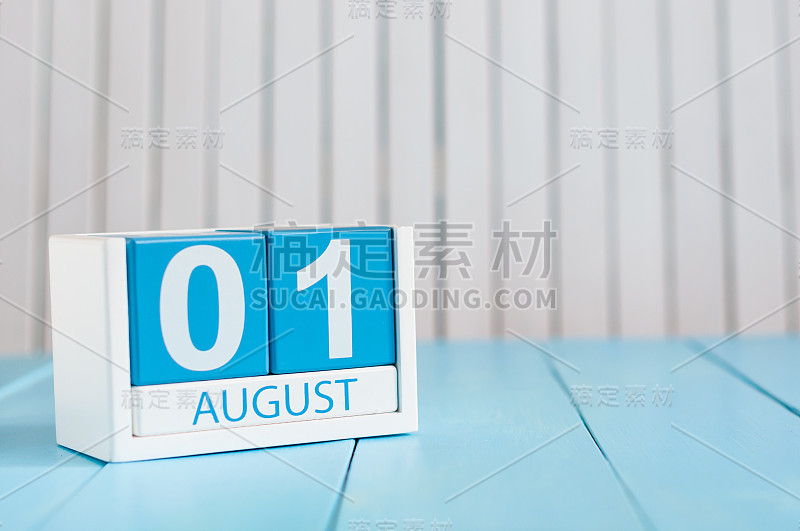 8月1日。蓝色背景上的8月1日木制彩色日历的图像。夏天的一天。第一次世界大战受害者纪念日