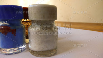 木材背景上的彩色涂料