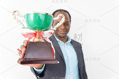 黑人得到一个奖杯
