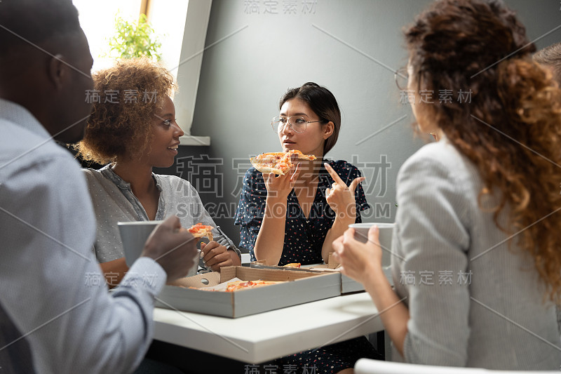 不同种族的同事有乐趣，一起度过午餐休息