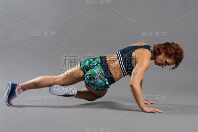 一个穿着运动服的漂亮女人的肖像。