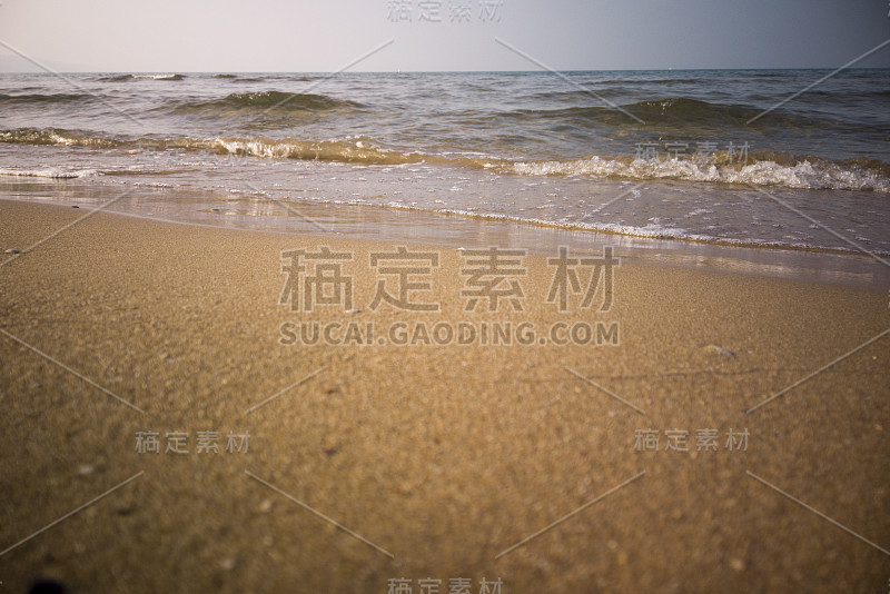 海边的沙滩和小海浪