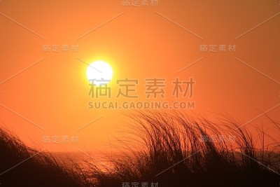 葡萄牙阿威罗海滩上的日落